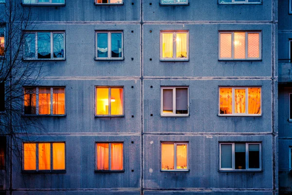 Parede com janelas iluminadas. — Fotografia de Stock