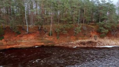 Letonya, Salaca nehrinin kıyısındaki kırmızı kumtaşı kayalıkları