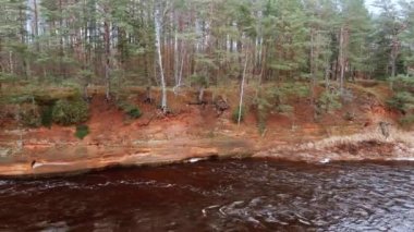 Letonya, Salaca nehrinin kıyısındaki kırmızı kumtaşı kayalıkları