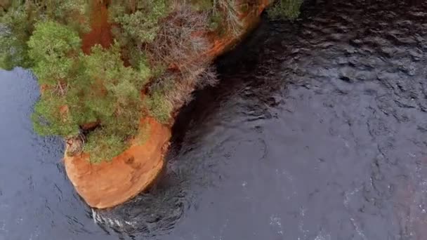 Červené pískovcové útesy na březích řeky Salacy, Lotyšsko — Stock video