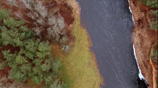 Červené pískovcové útesy na březích řeky Salacy, Lotyšsko — Stock video