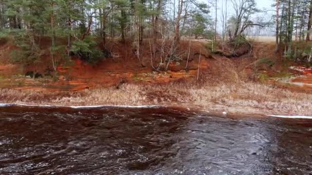 Скалы из красного песчаника на берегах реки Салаца, Латвия — стоковое видео
