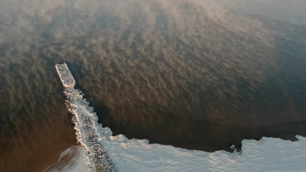 추운 겨울에는 잔잔 한 바다를 방랑 한다 — 비디오