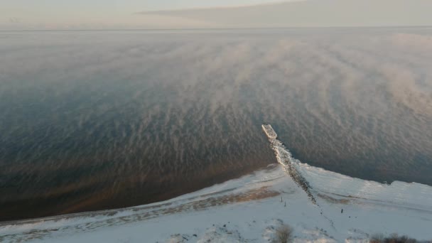 Ομίχλη πάνω από ήρεμη θάλασσα σε κρύα χειμωνιάτικη μέρα — Αρχείο Βίντεο