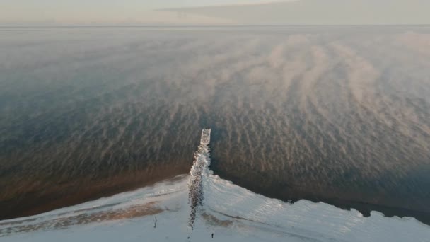Mist over kalme zee in koude winterdag — Stockvideo