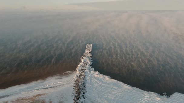 Niebla sobre el mar tranquilo en frío día de invierno — Vídeos de Stock