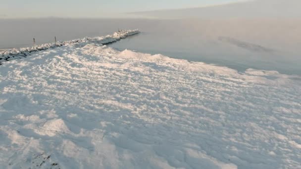 Dimma över lugna havet under kalla vinterdagar — Stockvideo