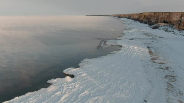 Nebbia sul mare calmo nella fredda giornata invernale — Video Stock