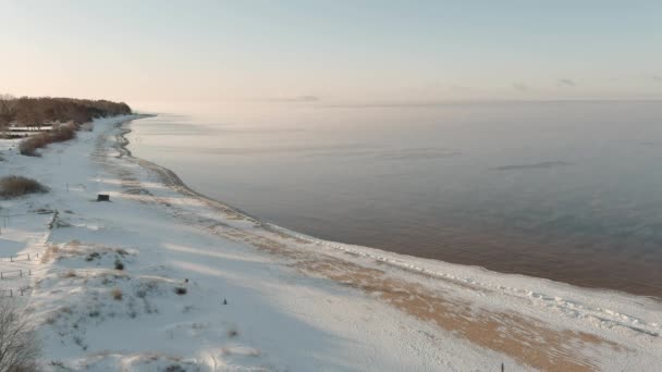 Nebbia sul mare calmo nella fredda giornata invernale — Video Stock