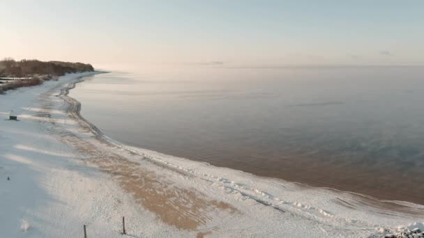 Nevoeiro sobre o mar calmo no frio dia de inverno — Vídeo de Stock