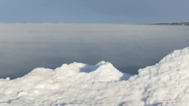 Sumu tyynen meren yllä kylmänä talvipäivänä — kuvapankkivideo