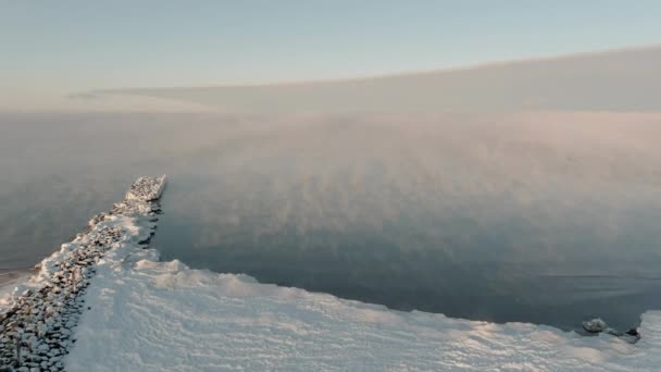 Nebbia sul mare calmo nella fredda giornata invernale — Video Stock