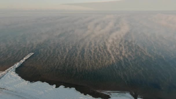 Soğuk kış gününde sisli, sakin denizin üstünde — Stok video