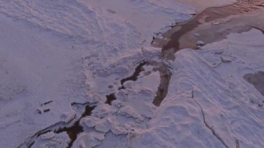 Kısmen donmuş deniz ve küçük nehir deltası üzerindeki hava manzarası.