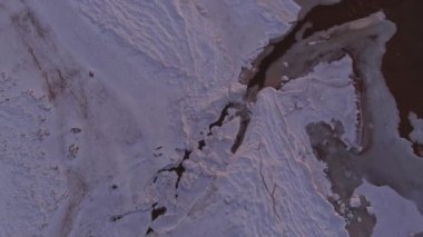Kısmen donmuş deniz ve küçük nehir deltası üzerindeki hava manzarası.