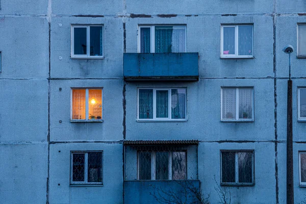 Muro di multi-piano edificio residenziale con finestra Iluminated. — Foto Stock