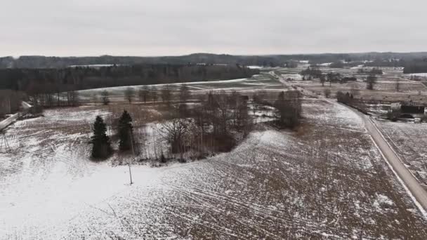 Countryside άποψη με ploved γεωργικούς τομείς και αγρόκτημα — Αρχείο Βίντεο