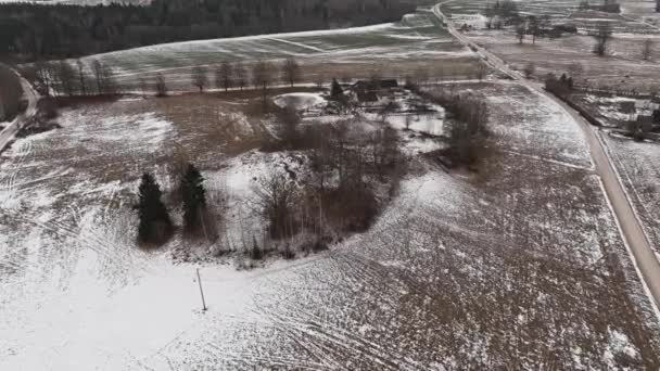 Blick auf die Landschaft mit liebgewonnenen Feldern und Bauernhof — Stockvideo