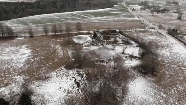 Countryside άποψη με ploved γεωργικούς τομείς και αγρόκτημα — Αρχείο Βίντεο