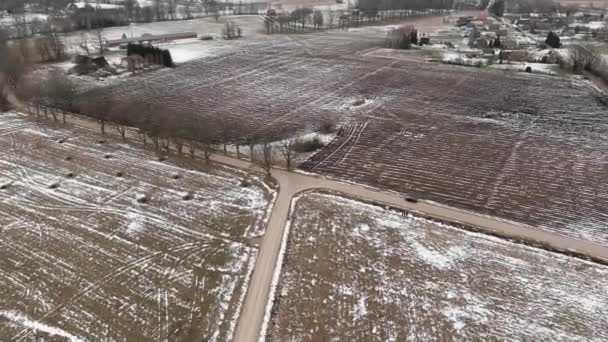 Vista del campo con campos agrícolas y finca — Vídeo de stock