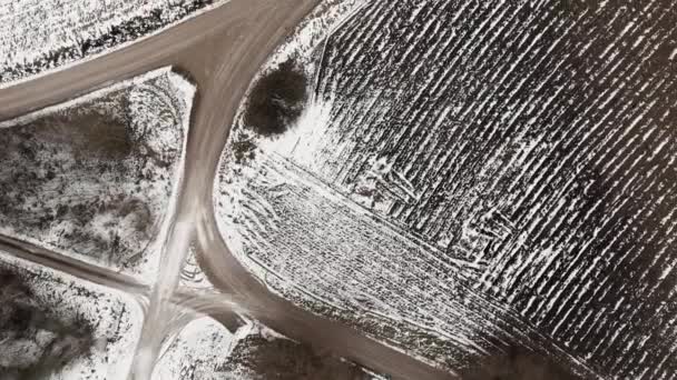 Vista aérea con campo carretera y campos de agricultura arada cubiertos de nieve — Vídeos de Stock