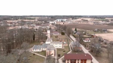 İlkbahar zamanı, Letonya 'da küçük kırsal vilage Umurga üzerinde İHA uçuşu