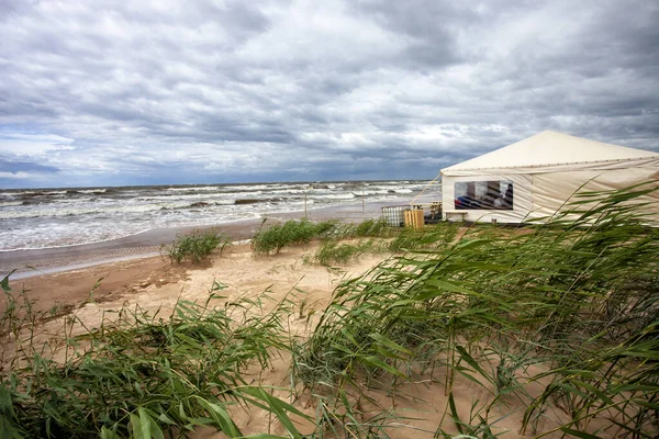 Strand Café tält på stormig havsstrand — Stockfoto