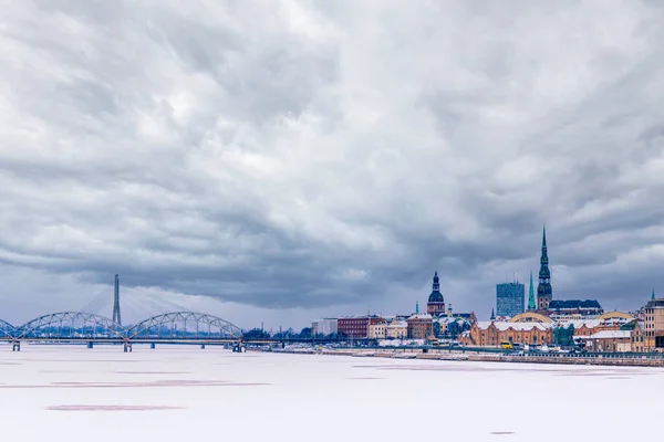 Рижская городская панорама из центра Даугавы — стоковое фото