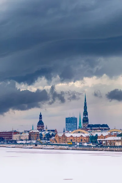 Rigas Skyline von der Mitte des zugefrorenen Flusses Daugava — Stockfoto