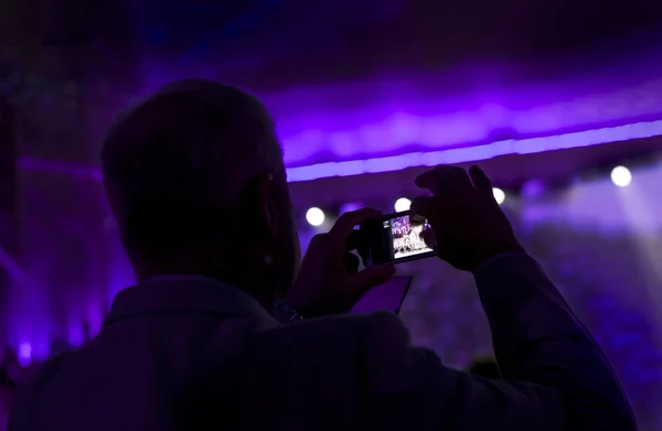 Man tar bilder under en konsert — Stockfoto