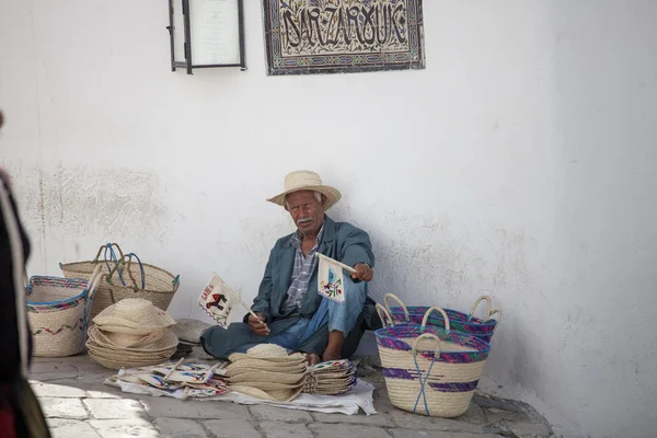 El yapımı Hatıra Eşyası satan yaşlı sokak satıcısı — Stok fotoğraf