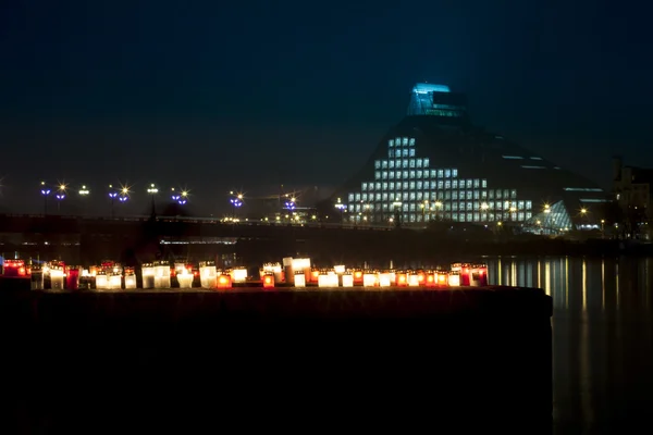 Ljus vid banvallen av floden Daugava i Riga, Lettland. — Stockfoto