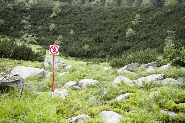 Nie ma pieszych znak w parku przyrody — Zdjęcie stockowe