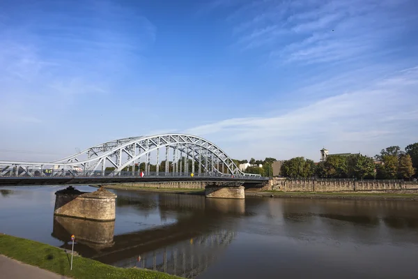 Nehir Stone bridge ve Letonya Milli Kütüphane yeni bina üzerinde göster — Stok fotoğraf