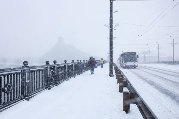 Fotgängare och buss under tung snöstorm — Stockfoto