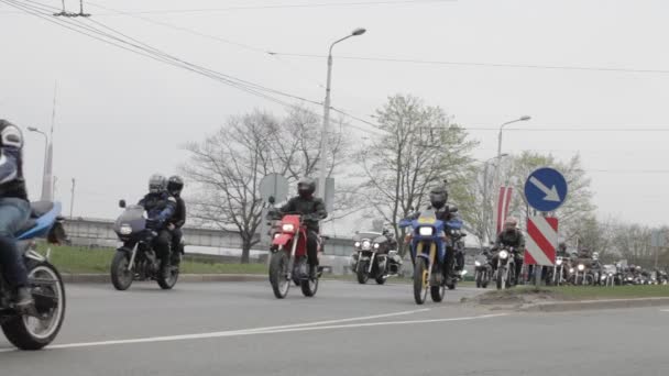 Desfile de abertura da temporada de motocicletas com milhares de participantes . — Vídeo de Stock