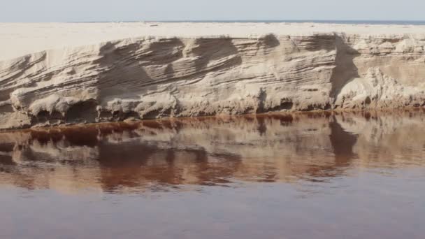 Orilla del río de arena erosionada — Vídeo de stock