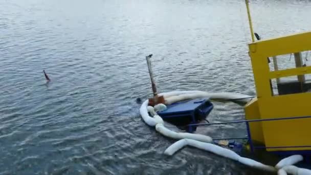 Bateau de dragage coulé dans un petit port — Video