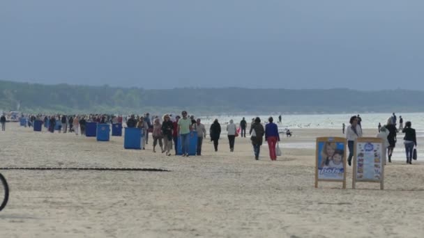 Gente caminando por la playa — Vídeos de Stock