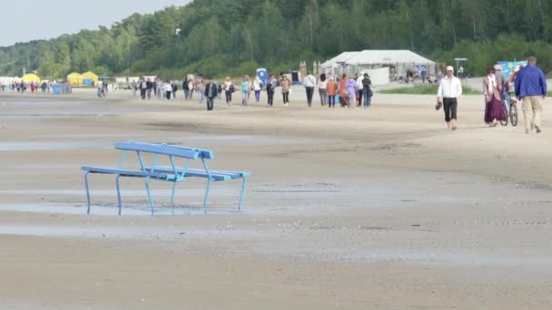 Gente caminando por la playa — Vídeos de Stock