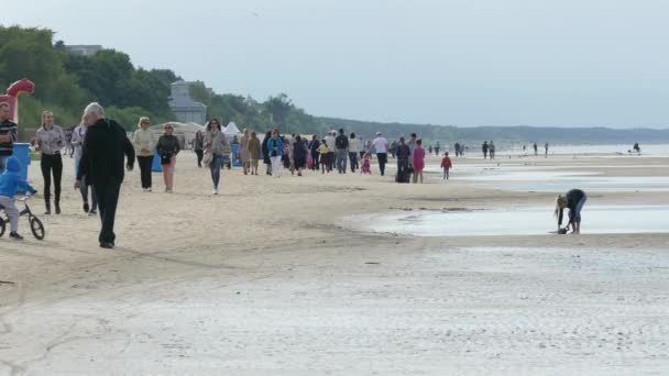 Pessoas andando no lado da praia — Vídeo de Stock