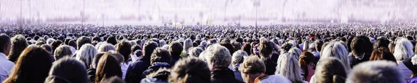 Gran multitud de personas — Foto de Stock