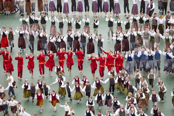 Танцовщицы в традиционных костюмах на концерте Великого народного танца Латвийской молодежной песни и танца — стоковое фото