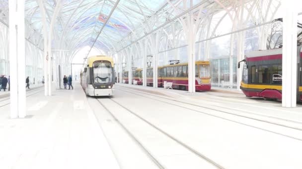 近代的なトラム駅ピョトルコフスカ - センターの新しい建物 — ストック動画