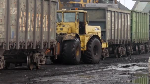 Tracteur traînant des wagons dans le port de charbon — Video