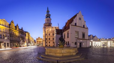Batı Polonya Poznan eski Pazar Meydanı gece görünümü.
