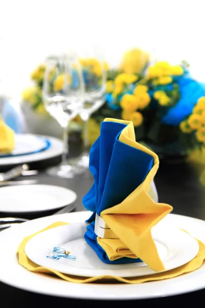 Decoração de mesa de casamento azul e amarelo — Fotografia de Stock