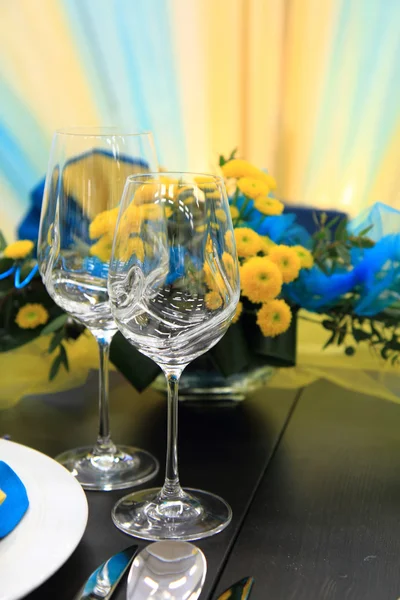 Decoração de mesa de casamento azul e amarelo — Fotografia de Stock