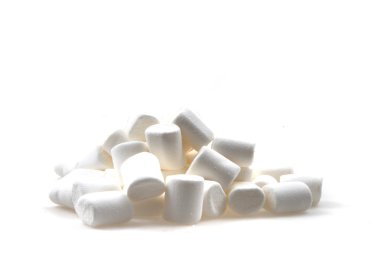 Beyaz marschmallows izole