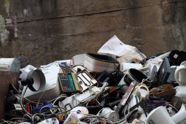 Eski elektronik makineleri çöp 